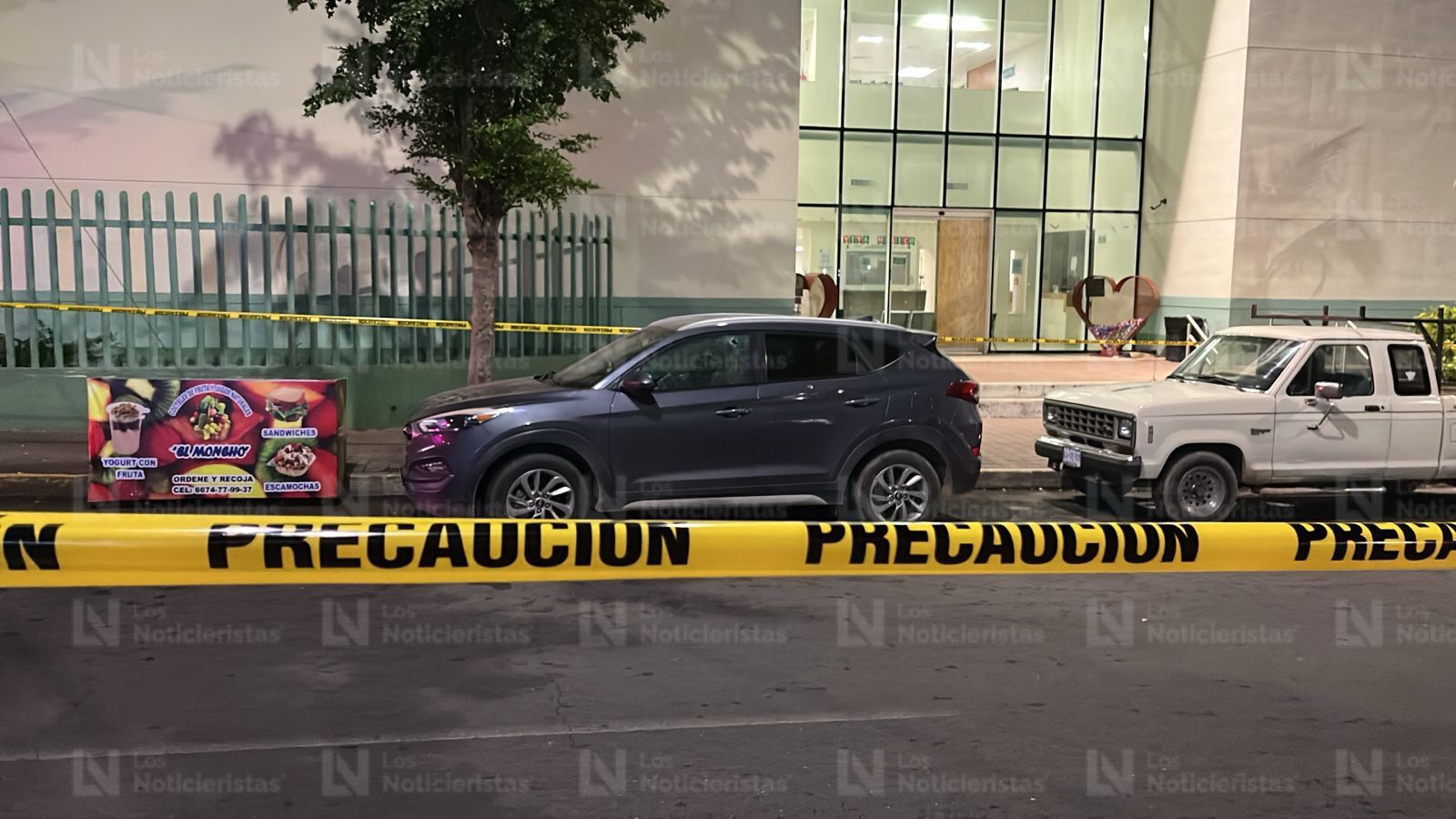Camioneta con impactos de arma de fuego afuera del IMSS, en Culiacán, Sin.