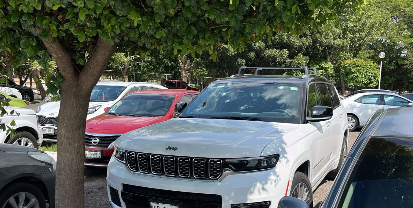 Camioneta de familiar de Rubén Rocha Moya que fue agredida en Culiacán