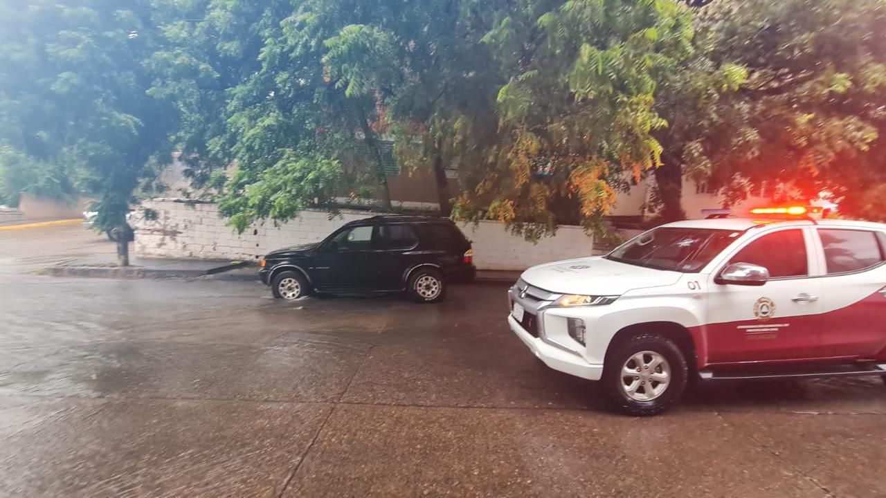 Camioneta donde quedó atorado Osmar Matías, quien falleció ahogado durante fuerte lluvia en Culiacán, Sinaloa