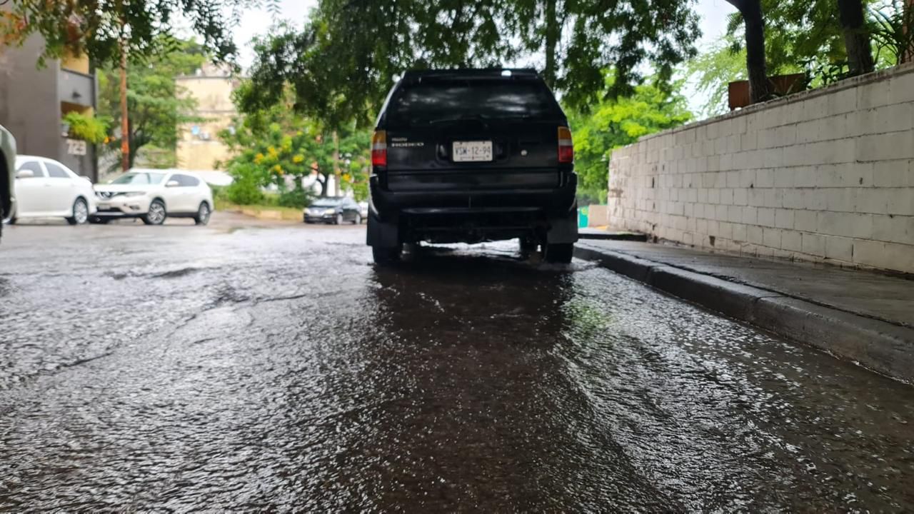 Camioneta donde quedó atorado Osmar Matías, quien falleció ahogado durante fuerte lluvia en Culiacán, Sinaloa