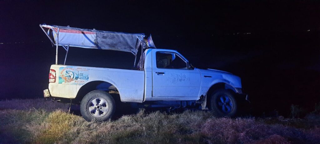 camioneta Ford Ranger que se salió de la carretera