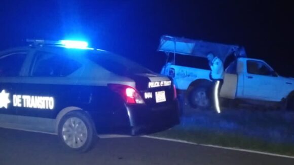 Es encontrada camioneta en estado de abandono tras aparentemente salirse del camino en Ruiz Cortines, Guasave