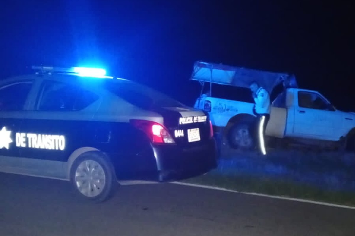 unida de tránsito en zona de accidente en carretera