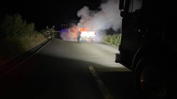 Se incendia camioneta en Agua Fría, en Sinaloa municipio, y moviliza a cuerpos de seguridad