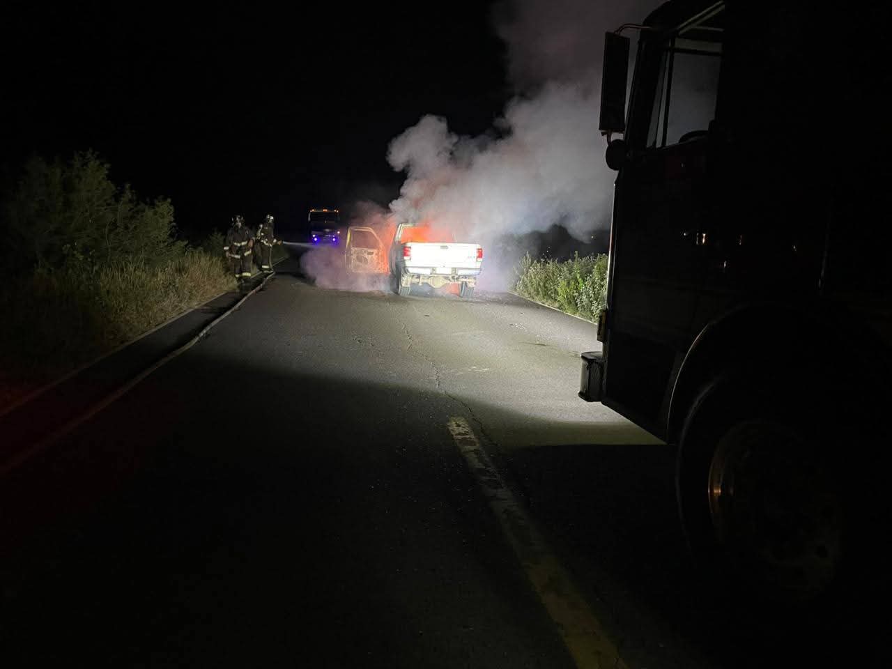 Camioneta se incendia en Sinaloa de Leyva
