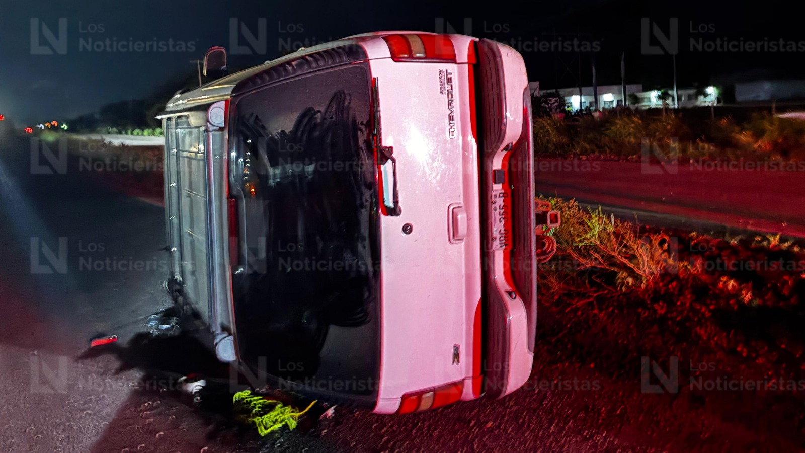 Camioneta volcada en la México 15 y el puente desnivel en JJR