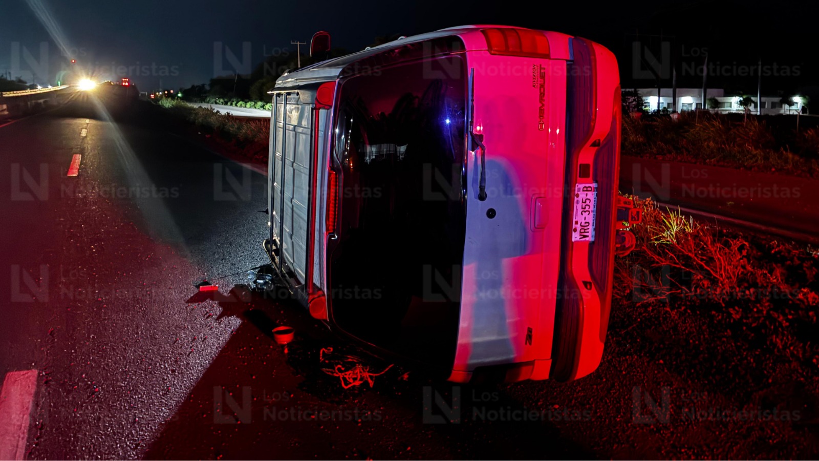 Camioneta volcada en la México 15 y el puente desnivel en JJR