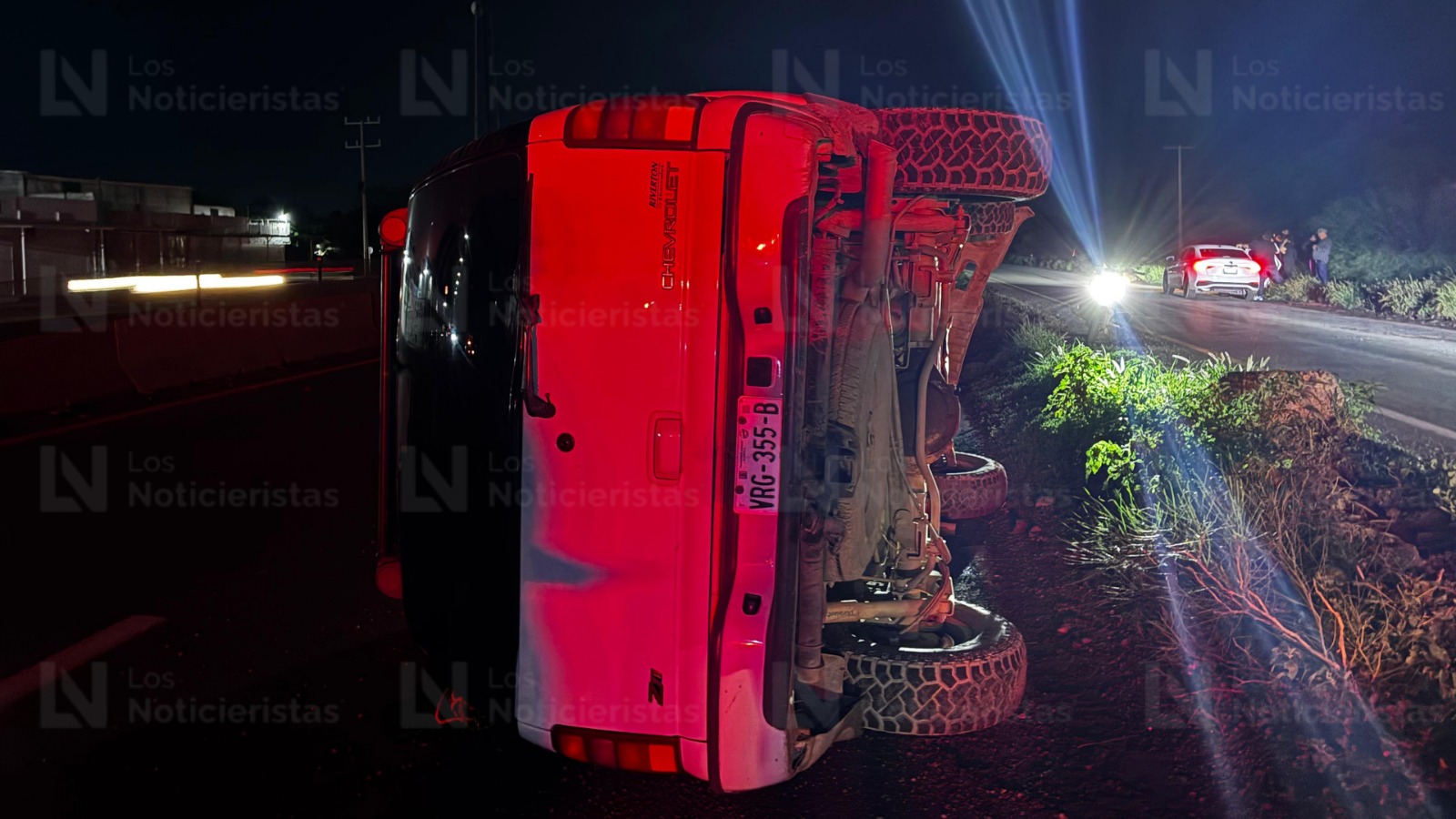 Camioneta volcada en la México 15 y el puente desnivel en JJR