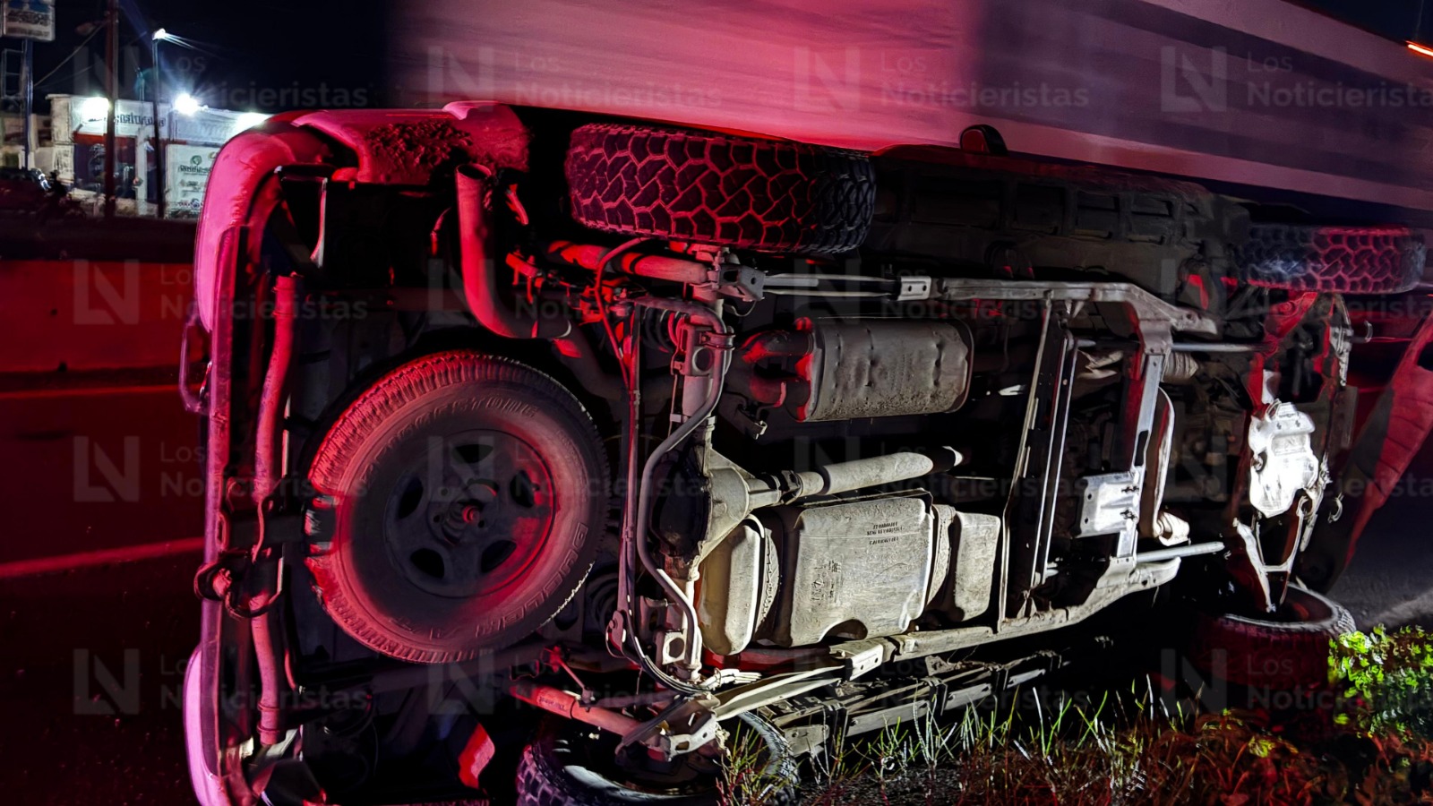 Camioneta volcada en la México 15 y el puente desnivel en JJR