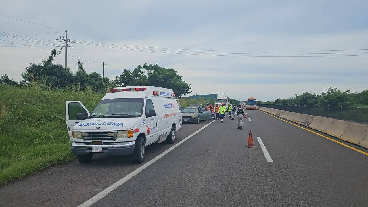 camioneta volcadura en mazatlan ambulancia