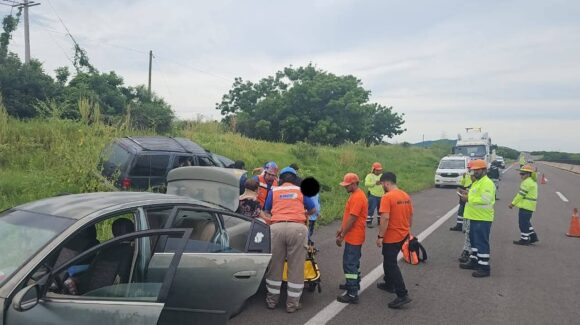 Cuatro personas resultan con lesiones tras volcadura de camioneta en Elota, Sinaloa