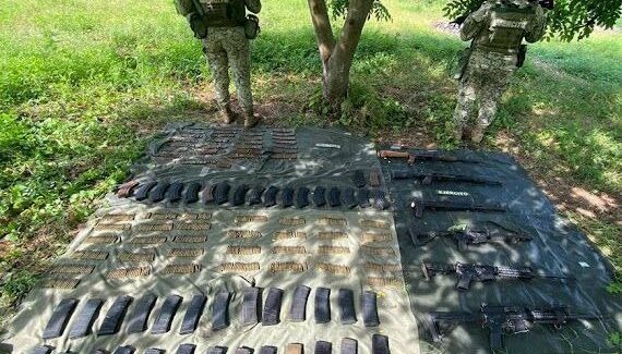 Ejército localiza un campamento clandestino, además de un arsenal en zona serrana de Elota, Sinaloa.