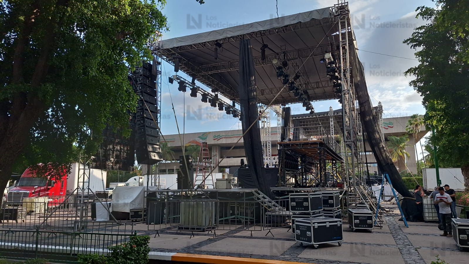 Comienzan a retirar las decoraciones por el Grito de Independencia en Culiacán, Sinaloa, tras la cancelación del festejo