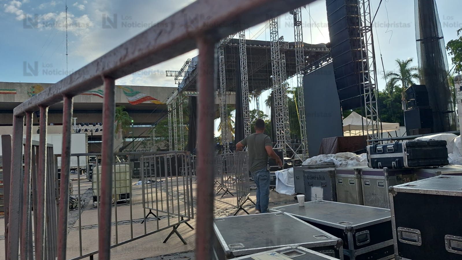 Comienzan a retirar las decoraciones por el Grito de Independencia en Culiacán, Sinaloa, tras la cancelación del festejo