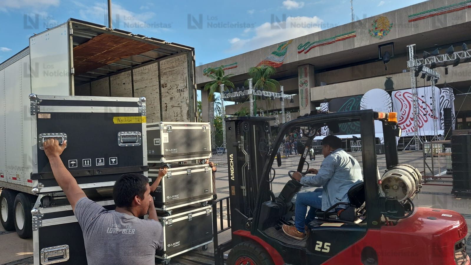 Comienzan a retirar las decoraciones por el Grito de Independencia en Culiacán, Sinaloa, tras la cancelación del festejo