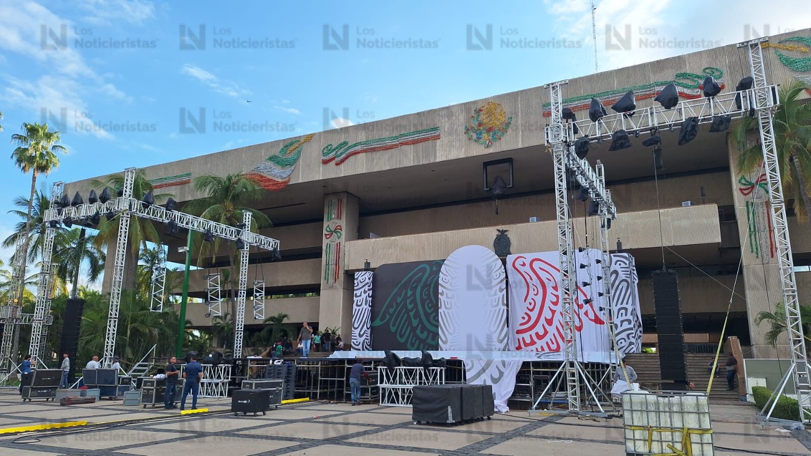 Comienzan a retirar las decoraciones por el Grito de Independencia en Culiacán, Sinaloa, tras la cancelación del festejo