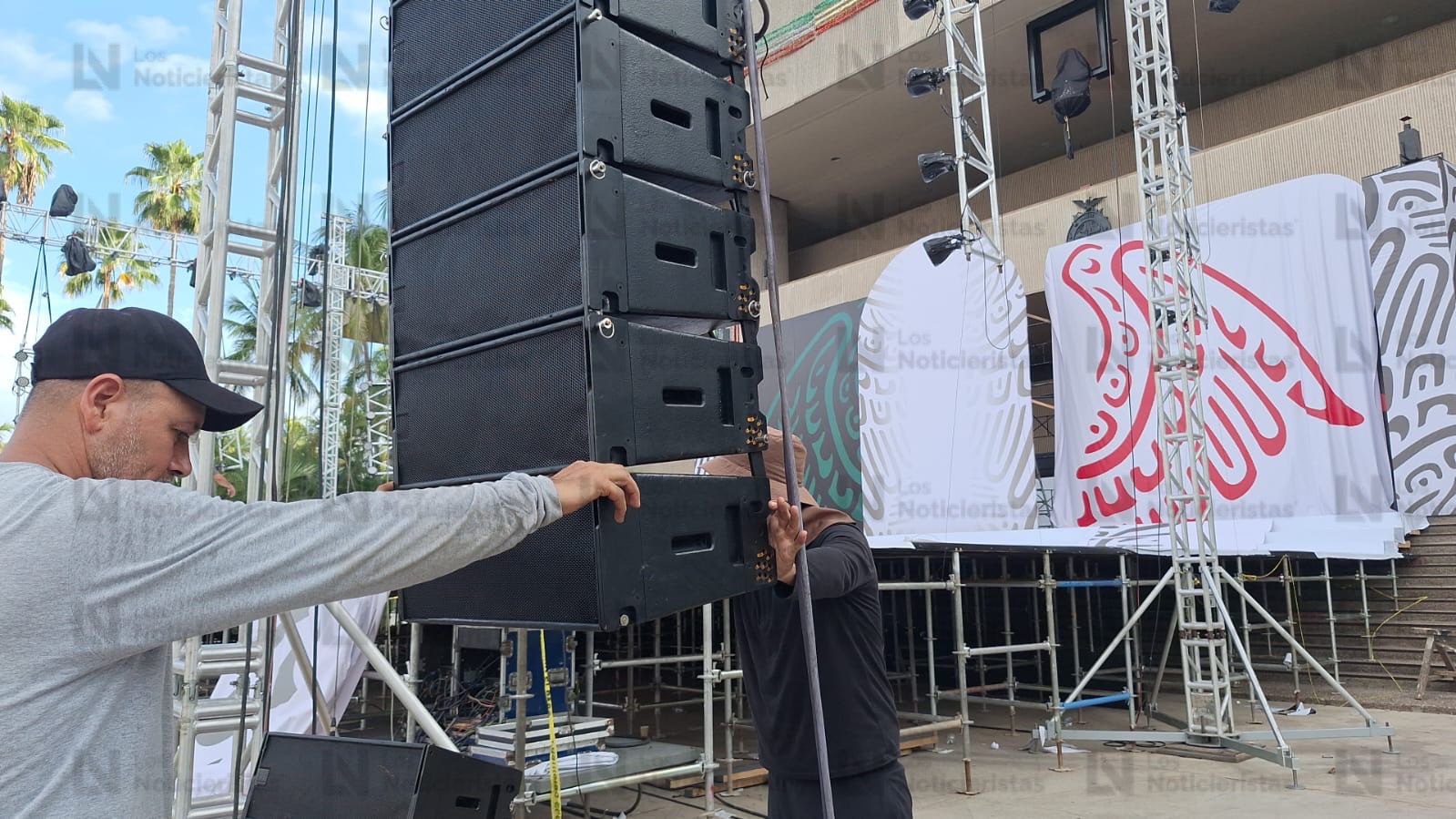 Comienzan a retirar las decoraciones por el Grito de Independencia en Culiacán, Sinaloa, tras la cancelación del festejo