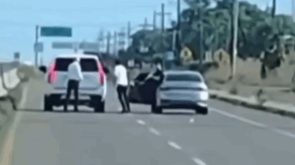 (VIDEO) ¡Le dispararon a los pies! Filtran momento del despojo de camioneta de John Milton en carretera