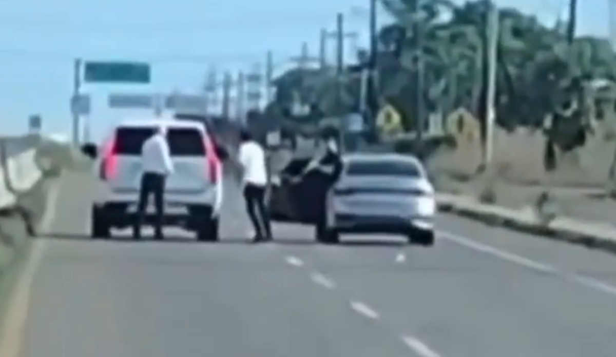 Captan momento en que despojan a John Milton de su camioneta en carretera Culiacán-Eldorado