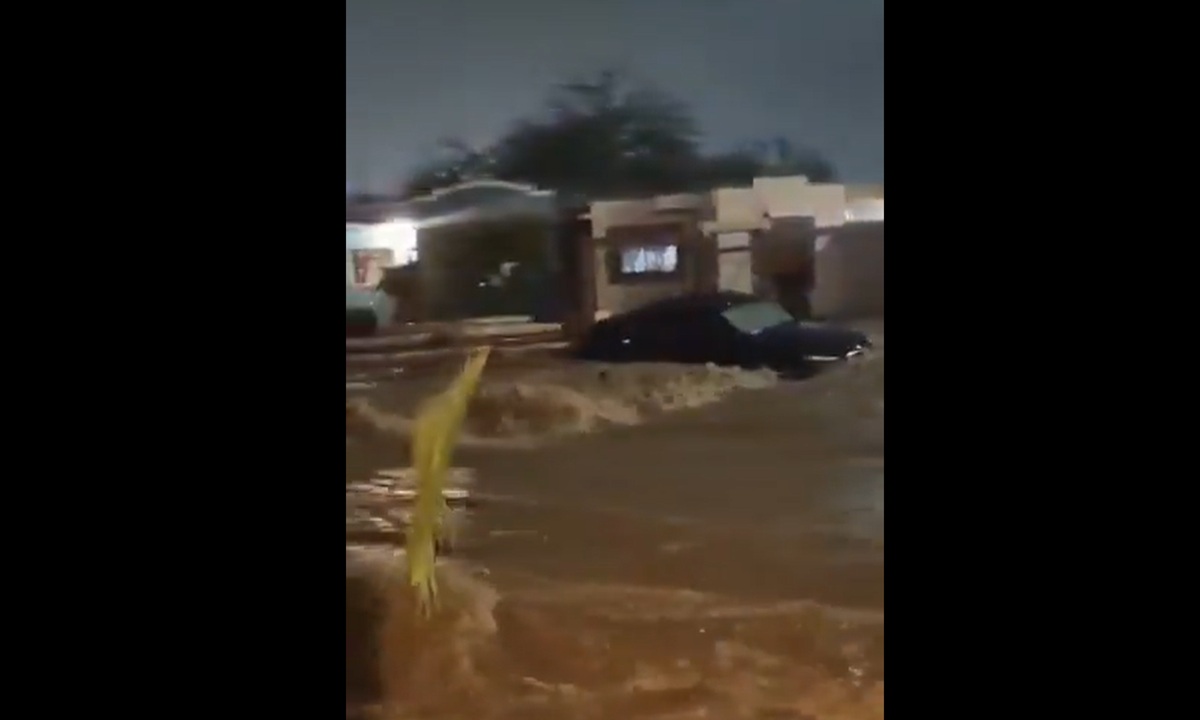 Carro en las inundaciones de Hermosillo, Sonora
