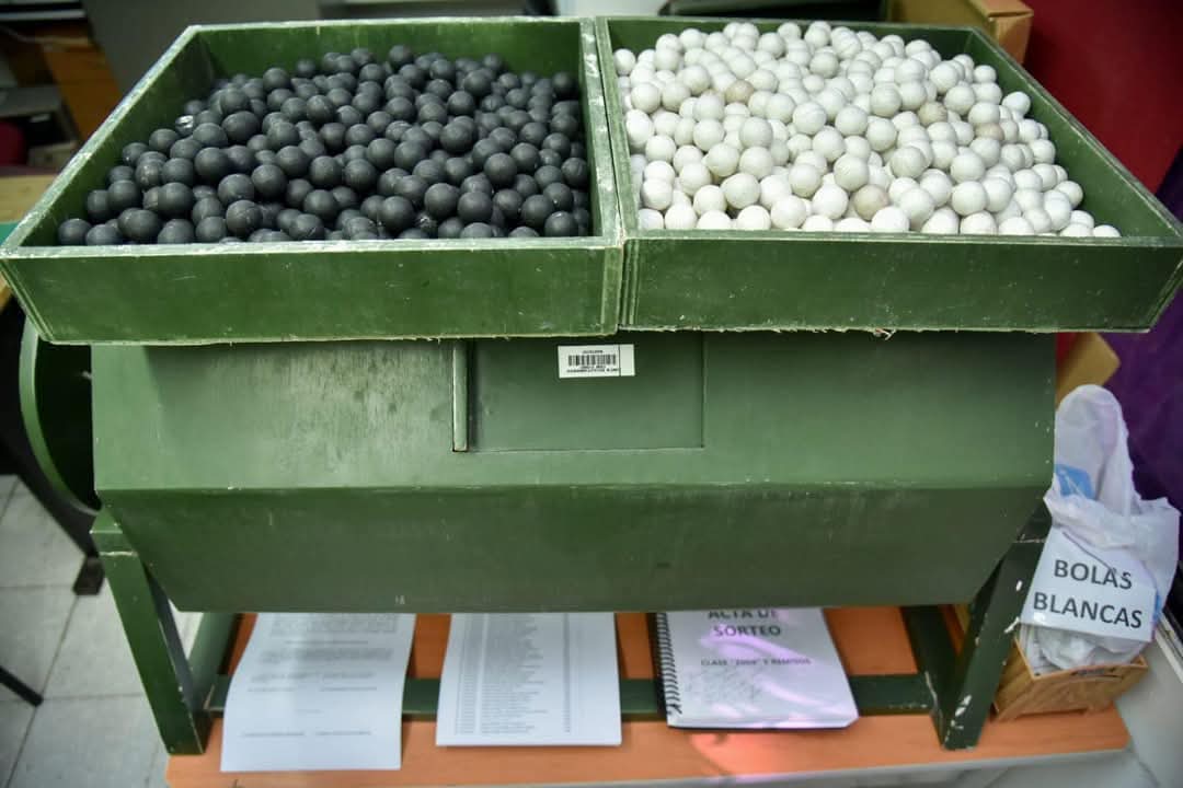 Bola negra y bola blanca en sorteo de Servicio Militar Nacional