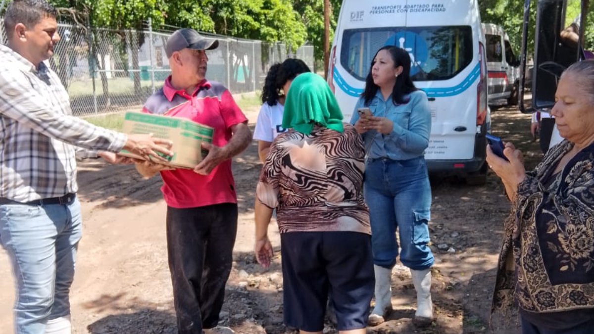 Entregan apoyos a familias afectadas tras desbordamiento del arroyo Cuatro Vientos