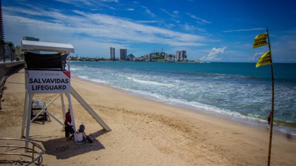 Salvan a tres bañistas en Mazatlán, Sinaloa; dos menores y un adulto fueron rescatados por Salvamento Acuático