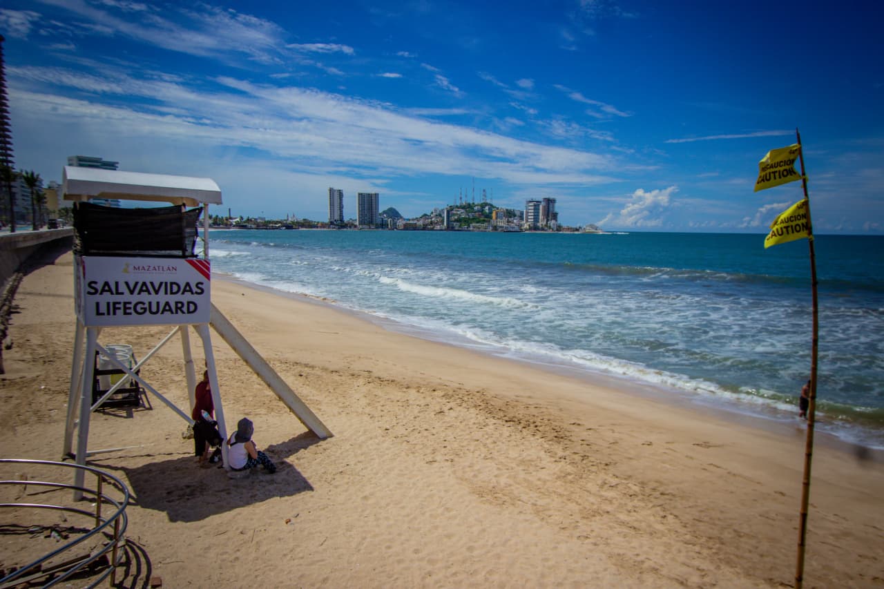 caseta de salvavidas en playa de Mazatlán