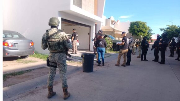 Aseguran armas, cargadores, cartuchos, equipo táctico y un vehículo en Stanza Cantabria, en Culiacán