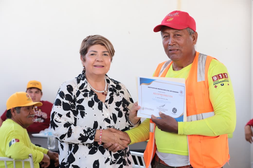 Cecilia Ramírez Montoya entregó reconocimientos a voluntarios de Protección Civil de Guasave