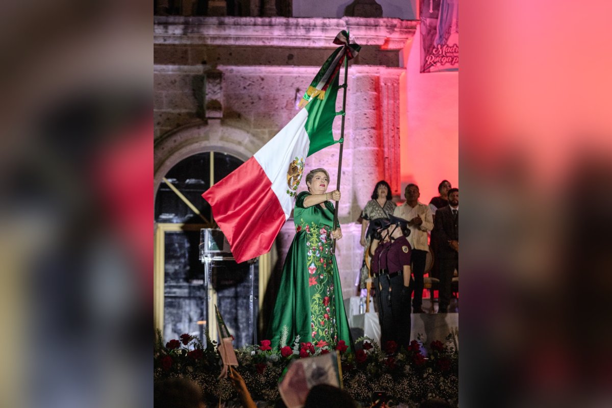 alcaldesa Cecilia Ramírez Montoya encabezó por primera vez el acto cívico del Grito de Independencia en Guasave