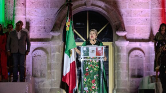 Ante miles Cecilia Ramírez da su primer Grito de Independencia en Guasave, Sinaloa