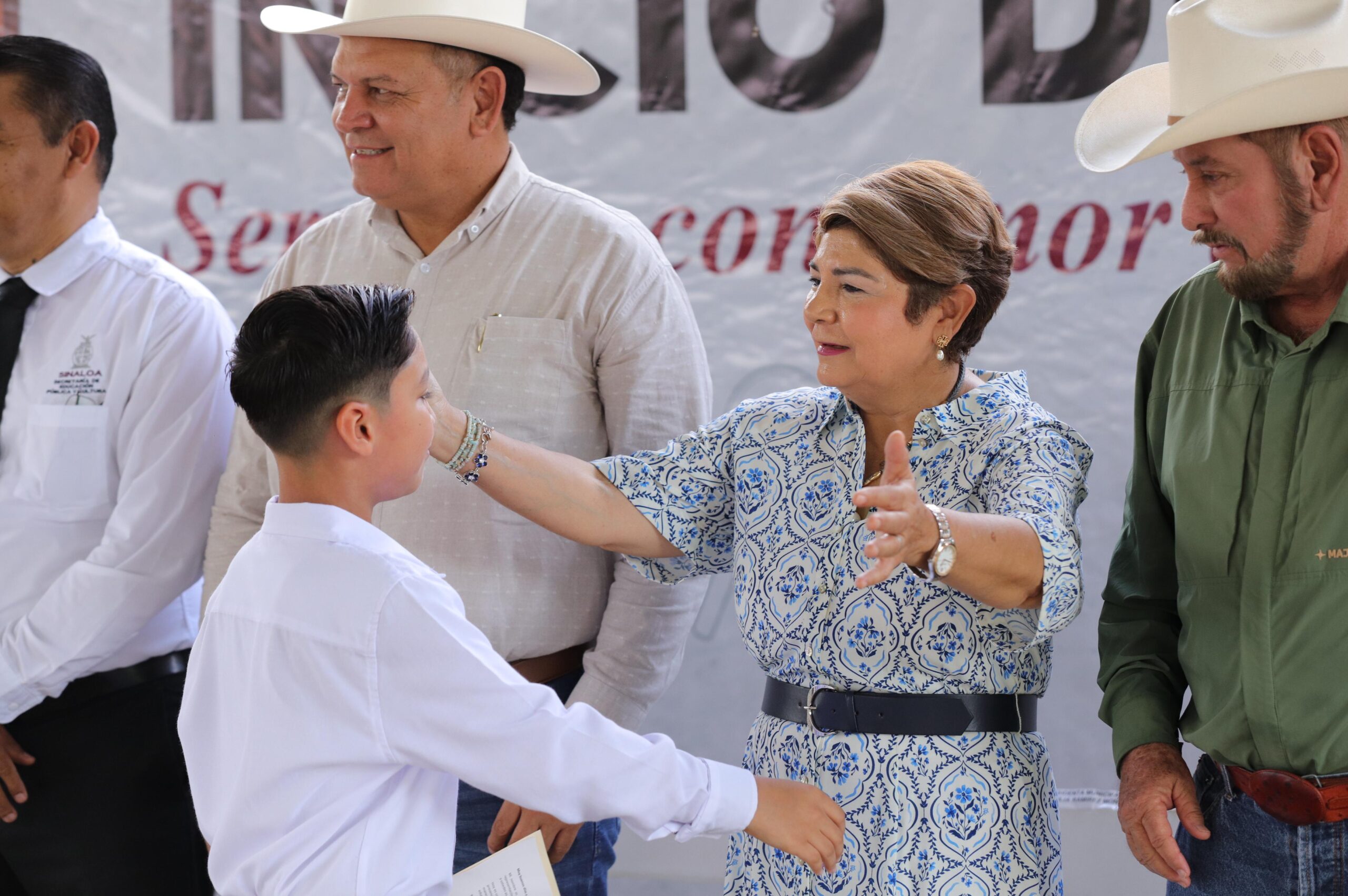cecilia ramirez saludo y entrego libros a los alumnos que regresan a clases