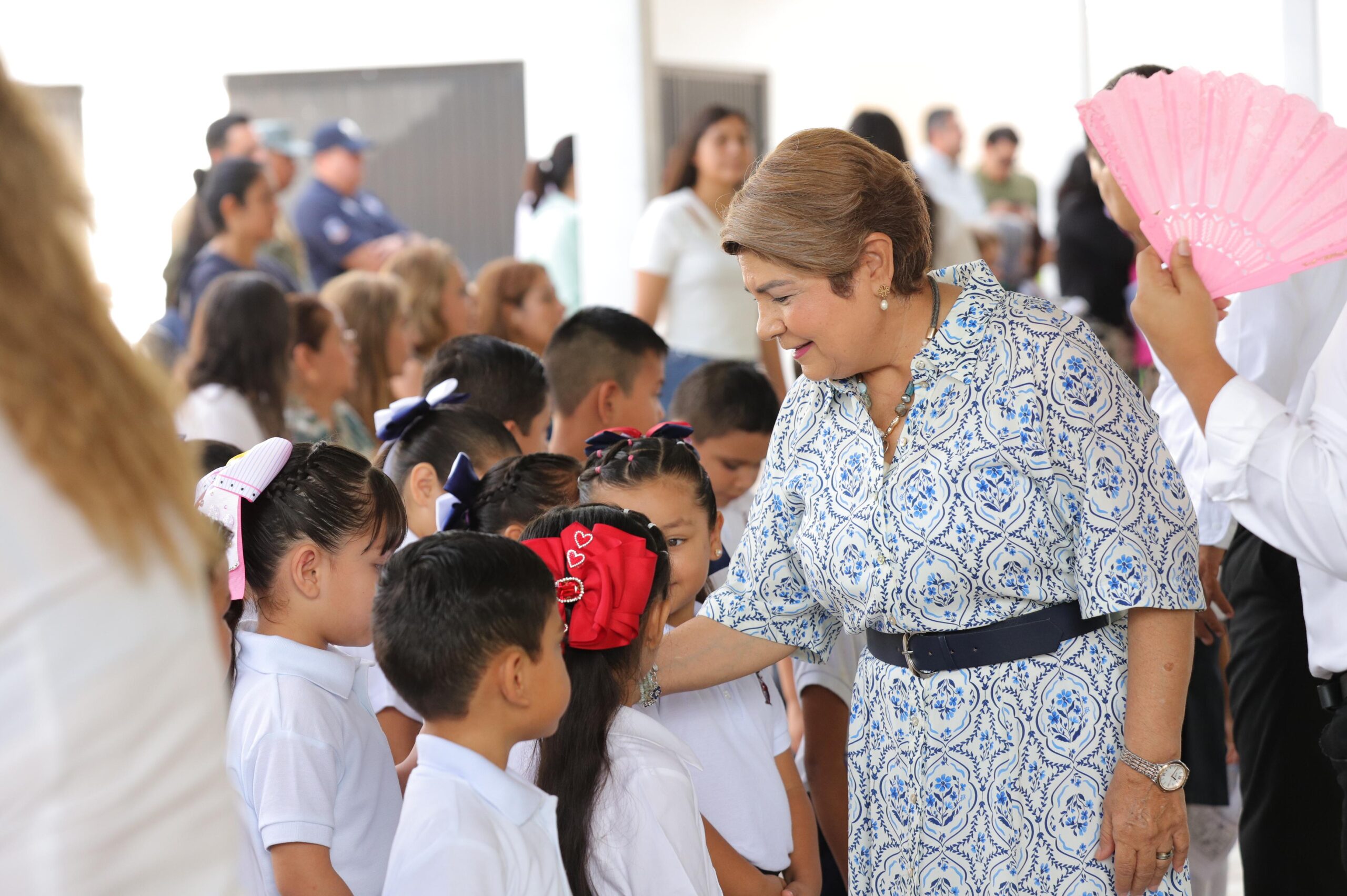 cecilia ramirez saludo y entrego libros a los alumnos que regresan a clases