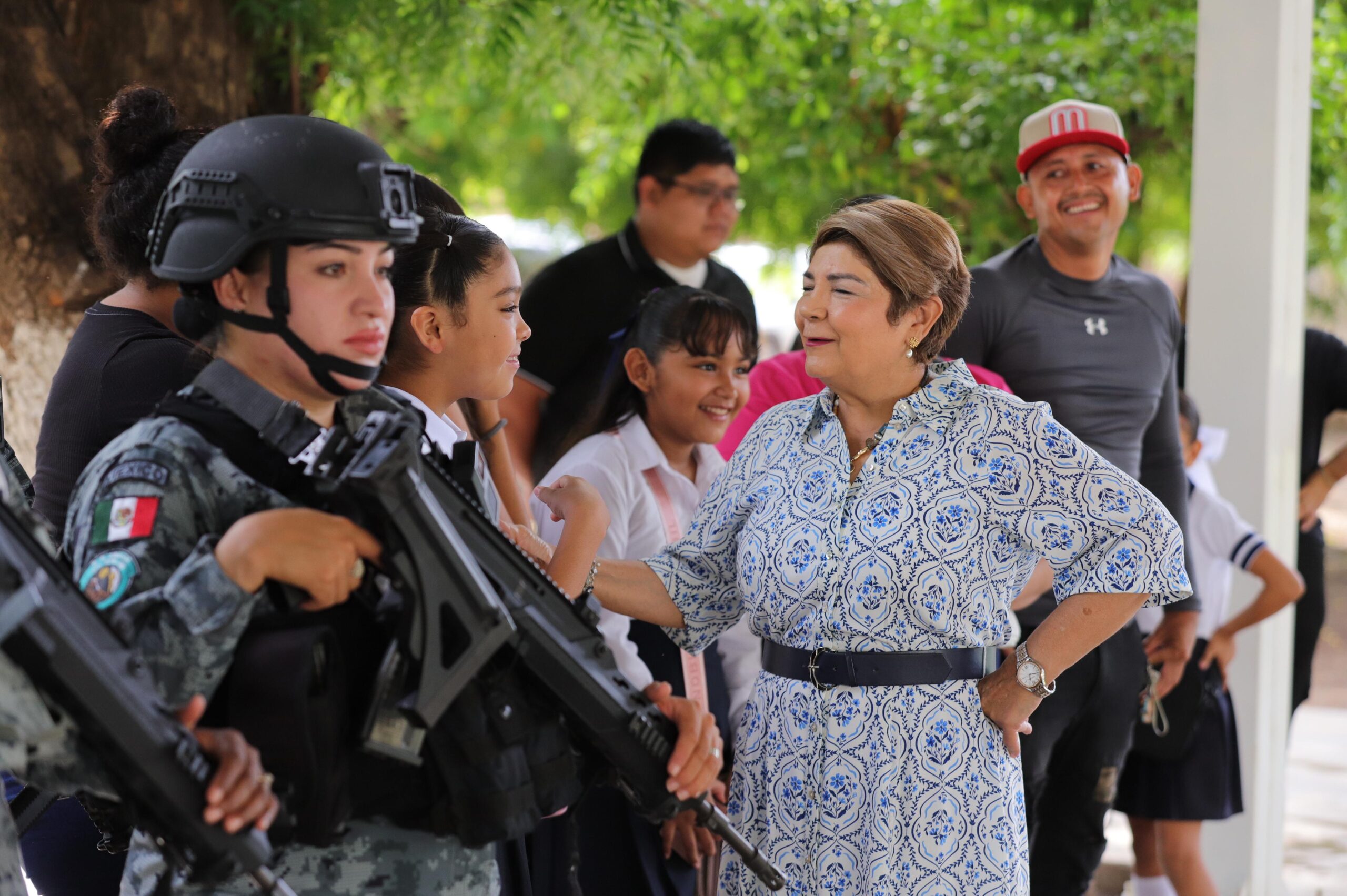 cecilia ramirez saludo y entrego libros a los alumnos que regresan a clases