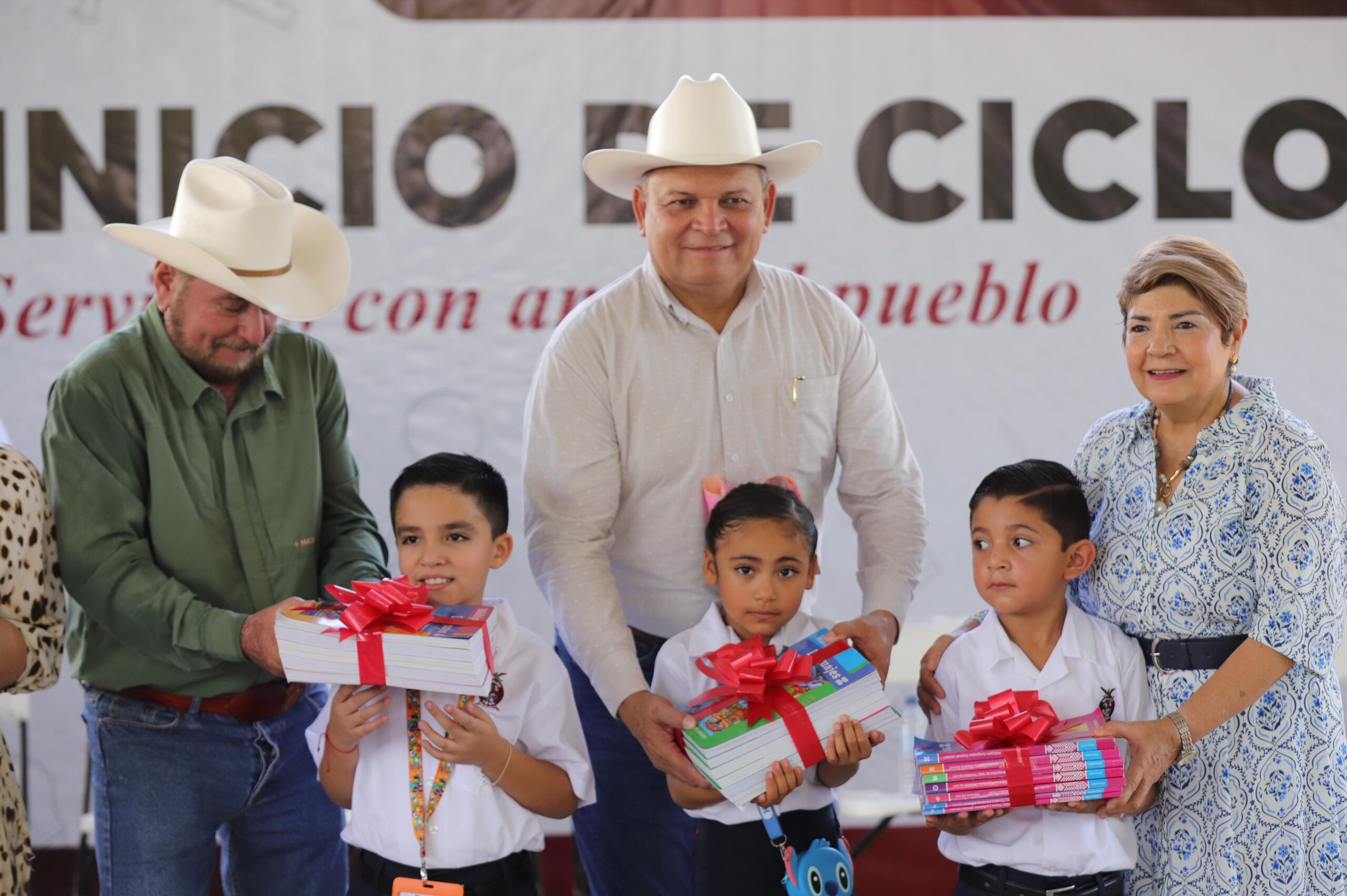 cecilia ramirez saludo y entrego libros a los alumnos que regresan a clases