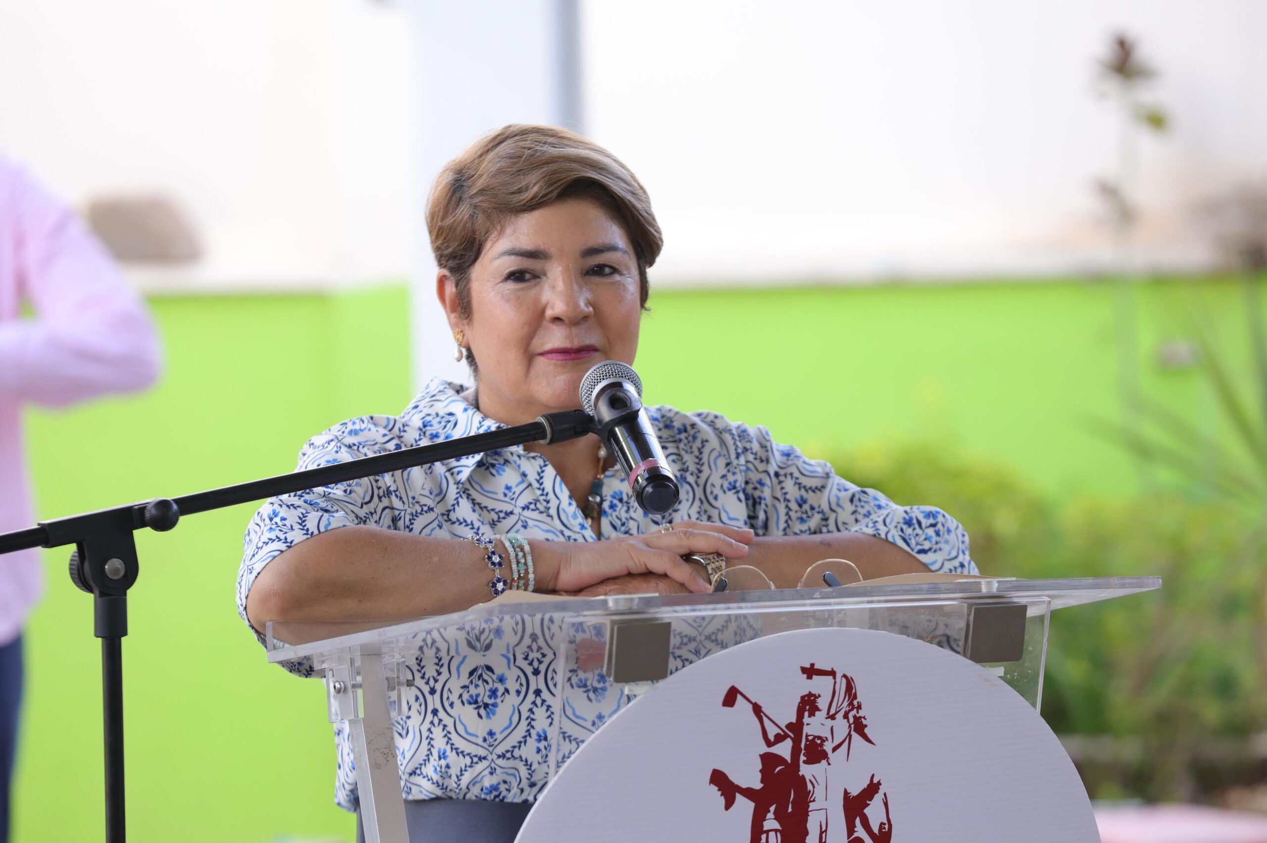 cecilia ramirez saludo y entrego libros a los alumnos que regresan a clases
