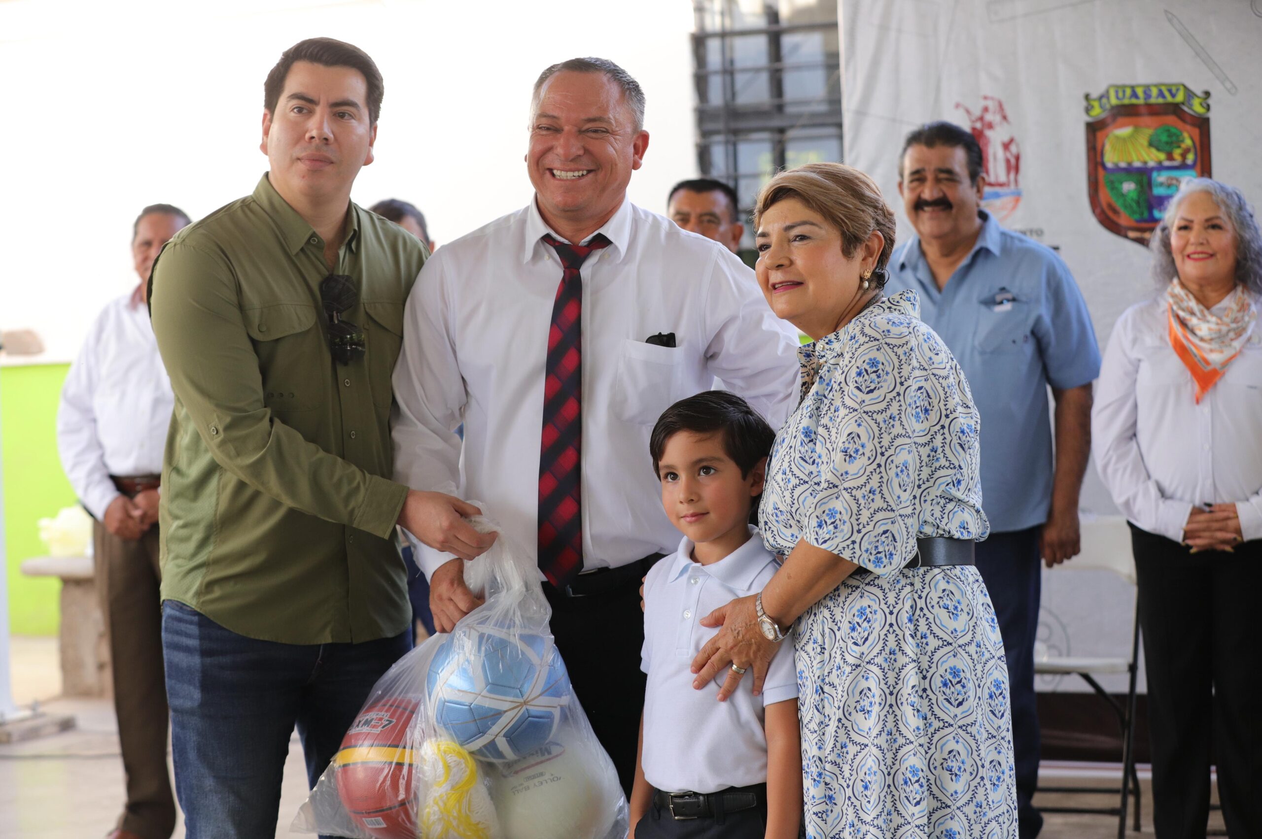 cecilia ramirez saludo y entrego libros a los alumnos que regresan a clases