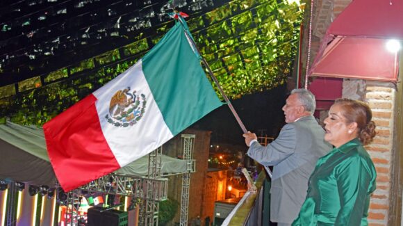 El Fuerte celebra con gran fiesta mexicana el Grito de Independencia, Gildardo grita ¡Los vivas! ante miles