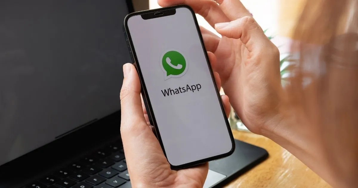 Celular con logotipo de WhatsApp