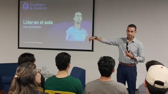 “Somos más los buenos en Culiacán”: el arbitro mundialista César Arturo Ramos imparte conferencia a estudiantes