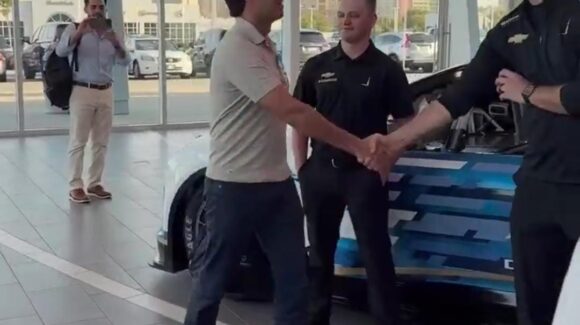 Sergio “Checo” Pérez visita fábrica de Cadillac por primera vez