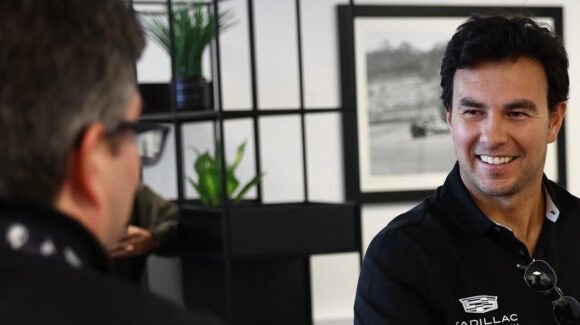 “Lo importante es dónde terminamos”: Checo Pérez visita fábrica de Cadillac en Silverstone