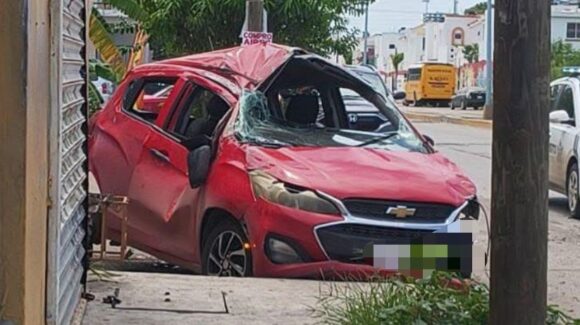¡Queda prensado! Se registra choque y volcadura en Mazatlán, Sinaloa, este domingo 14 de septiembre
