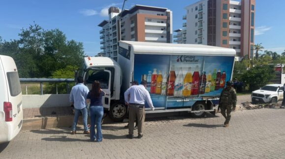 Choque entre camión refresquero y camioneta deja 15 lesionados en la Avenida La Marina en Mazatlán, Sinaloa