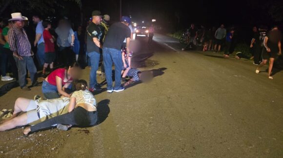 Choque de motocicletas deja 4 adultos y 2 menores lesionados en Mayocoba, Ahome, Sinaloa