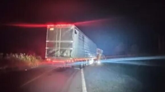 Fatal choque entre automóvil y tráiler en la carretera a El Rosario, Sinaloa; muere trabajador de Cruz Roja