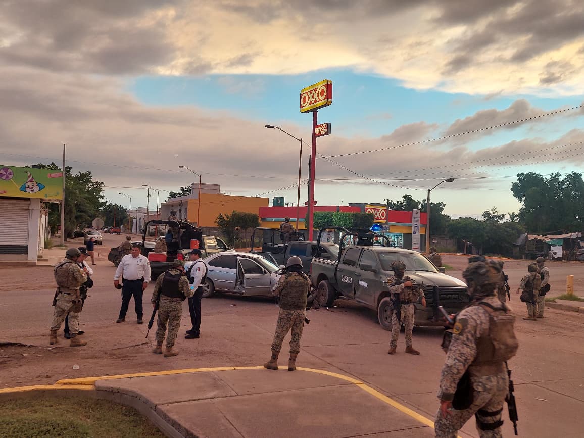 Choque entre vehículo y camioneta militar en Guamúchil, Sinaloa