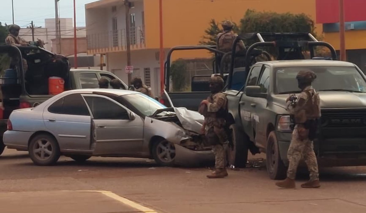 Choque entre vehículo y camioneta militar en Guamúchil, Sinaloa