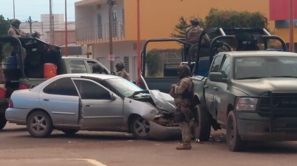 Se impactan sedán y camioneta militar sobre la carretera a Mocorito, en Guamúchil, Sinaloa
